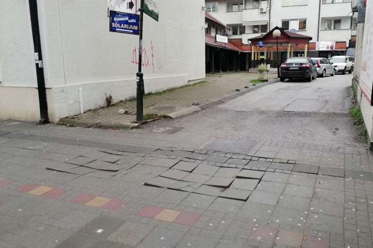 Polomljene behaton ploče u Karađorđevoj