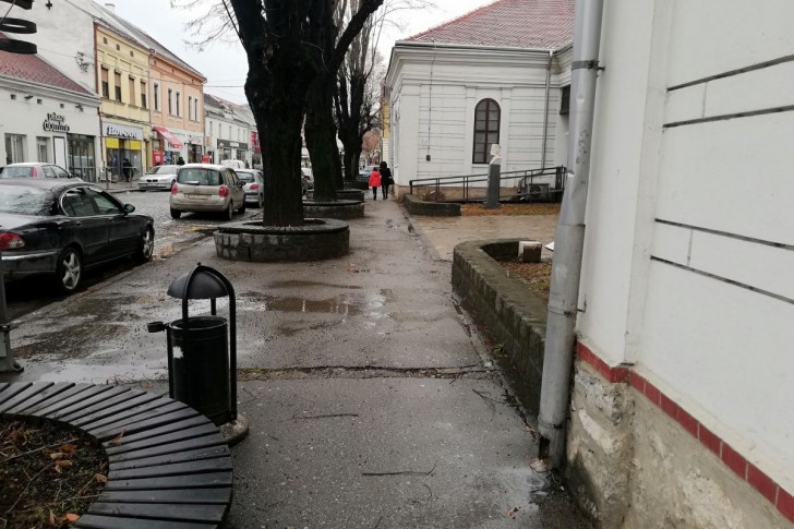Trotoar pored Muzeja