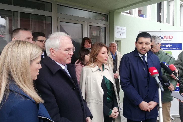 Ambasador, ministarka i gradonačelnik