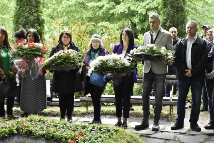 Položeno cveće na humku Desanke Maksimović