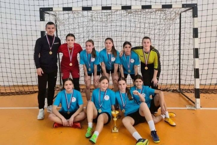 Ženska futsal ekipa sa trenerom Jovićem