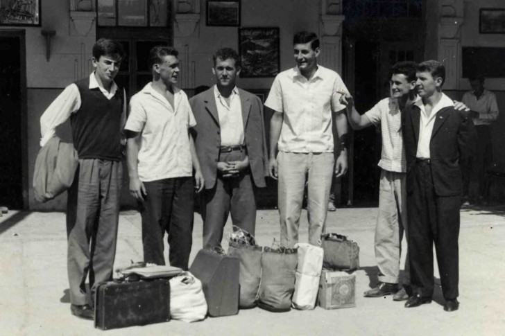 Odbojkaši na železničkoj stanici  u Ljigu