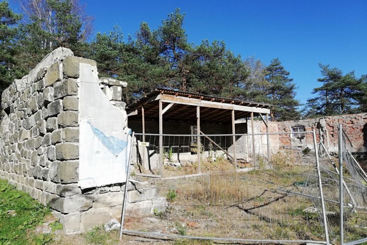 Polusrušen objekat u centru Divčibara