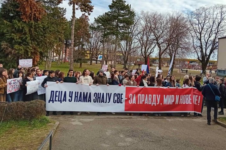 Ispred Muzičke škole