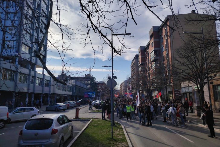 Protestna kolona ispred Gradske kuće