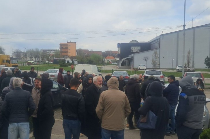 Građani ispred policijske stanice u Ubu
