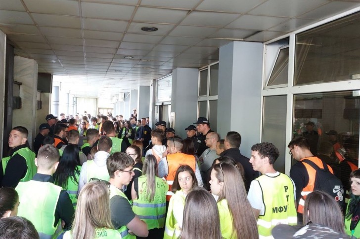 Gimnazijalci ispred Gradske uprave