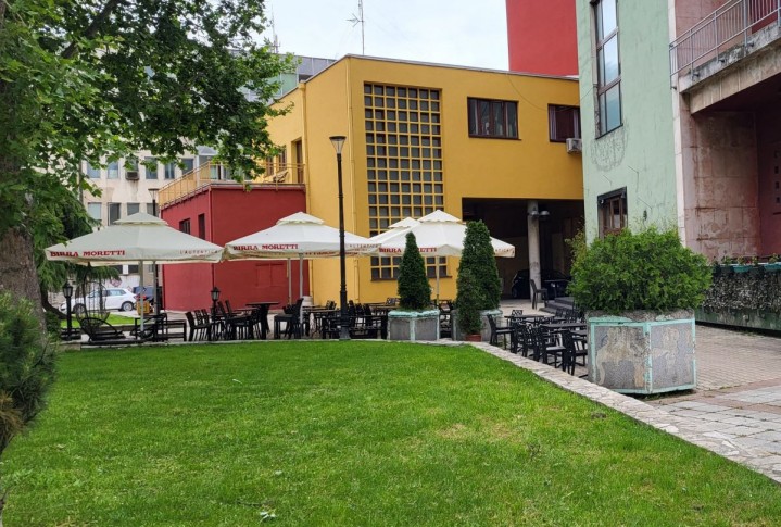 Letnja bašta ispred Centra za kulturu