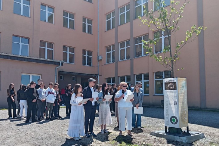 Obraćenje direktorke škole