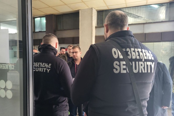 Obezbeđenje - Dekapolit i novinari