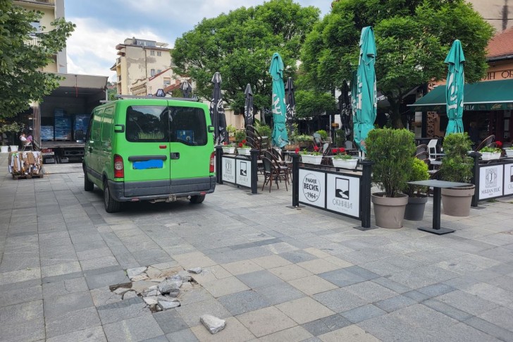 Dostavna vozila i polomljene ploče