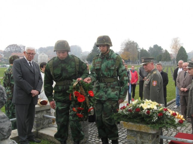 Vojnici polažu venac