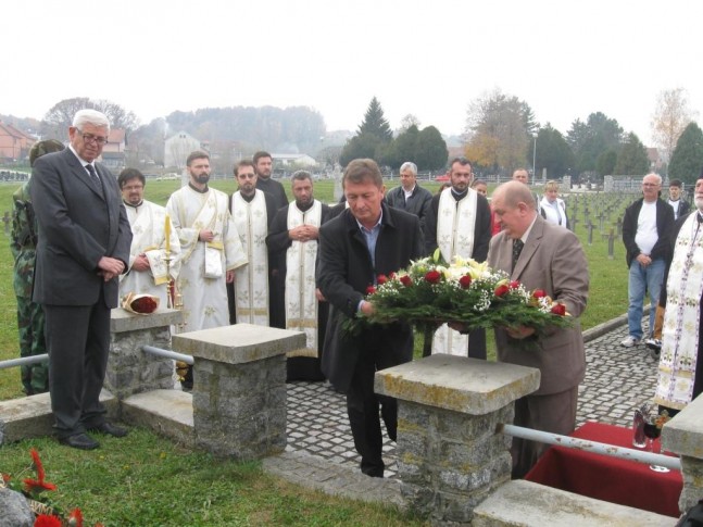 Delegacija grada polaže venac