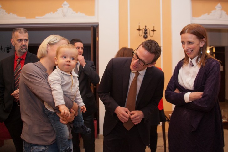 Beba sa mamom, Pjer Bosk i Milica Krstivojević