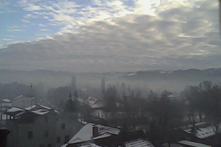 Dim iznad grada