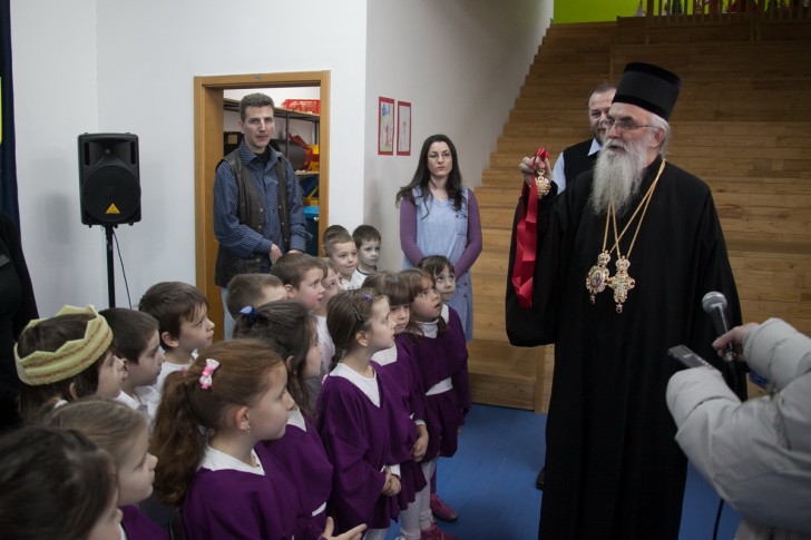 Vladika Milutin sa mališanima