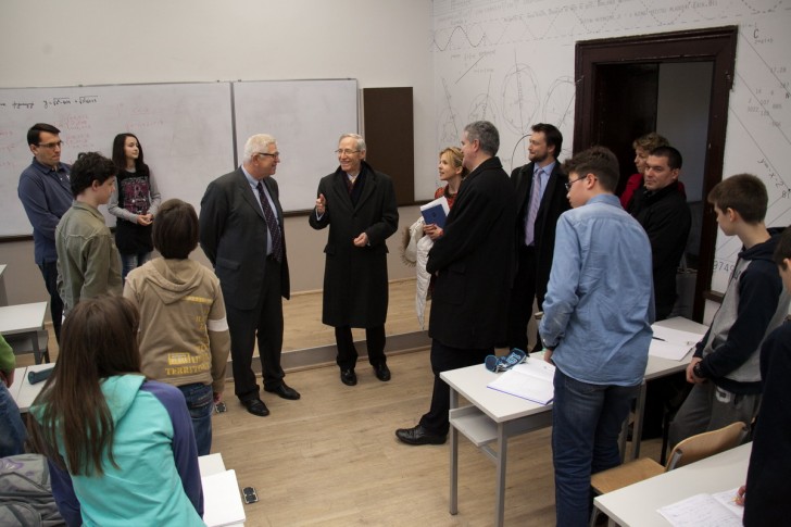 Majkl Kirbi u poseti Valjevskoj gimnaziji