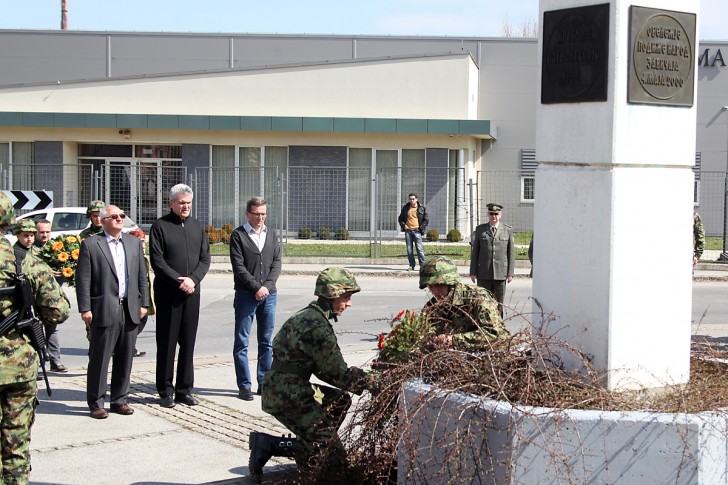 Delegacija grada Valjeva polaže venac na spomenik žrtvama bombardovanja