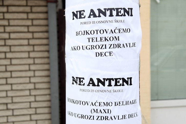 Plakati na banderi preko puta škole