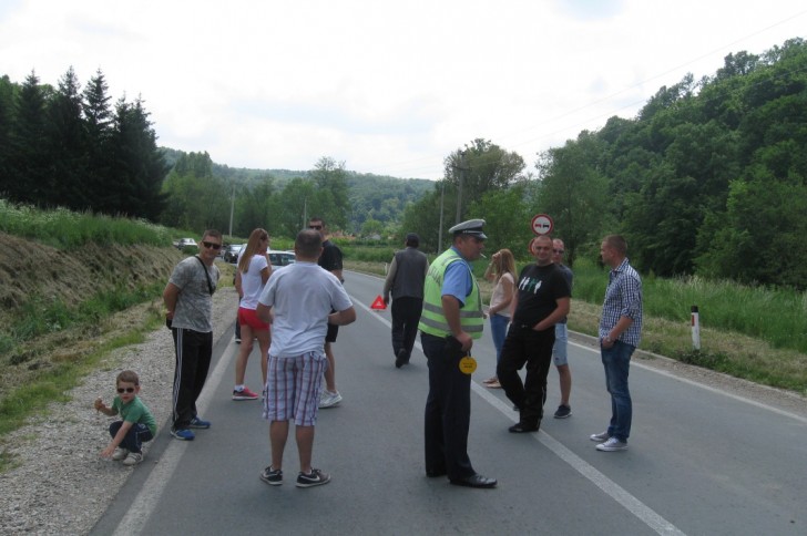 Policija, meštani i vozači na blokadi