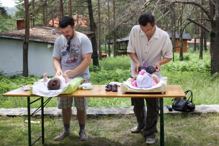 Takmičenje - očevi presvlače bebe