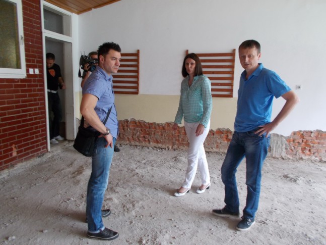 Pevač, direktorka i predsednik