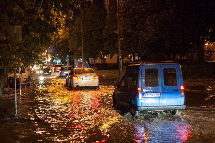 Ugao Sinđelićeve i Čika Ljubine nakon kiše