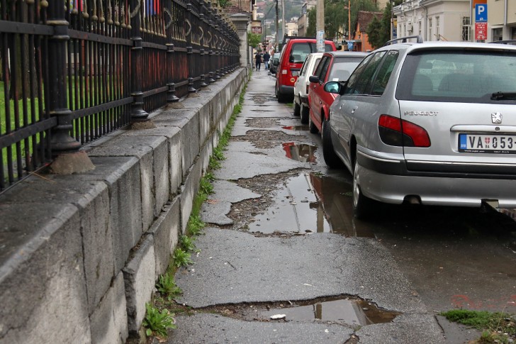 Trotoar u Vojvode Mišića, ispred crkve