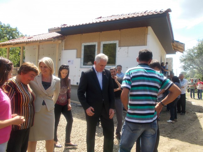 Ispred montažne kuće Nikolića