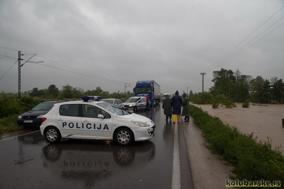 Zatvoren put ka Beogradu, izlila se reka Rabas, između 16-17h