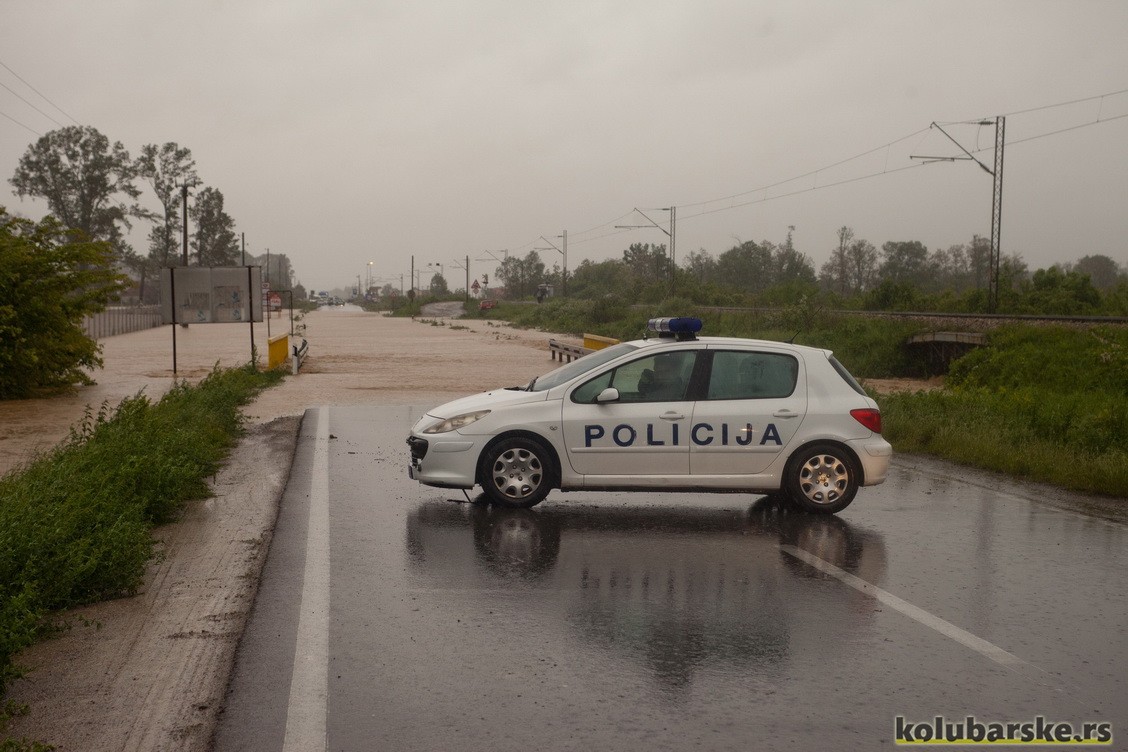 Zatvoren put ka Beogradu, izlila se reka Rabas, između 16-17h