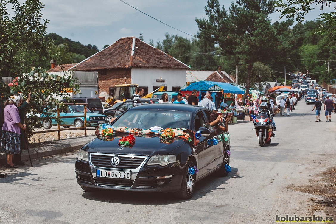 Svadba prolazi kroz Stave