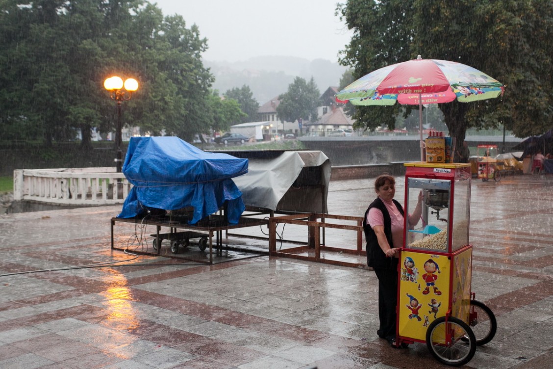 Kiša na platou ispred Centra za kulturu