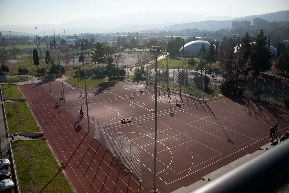 Košarkaški tereni, atletska staza, prostor za rekreaciju