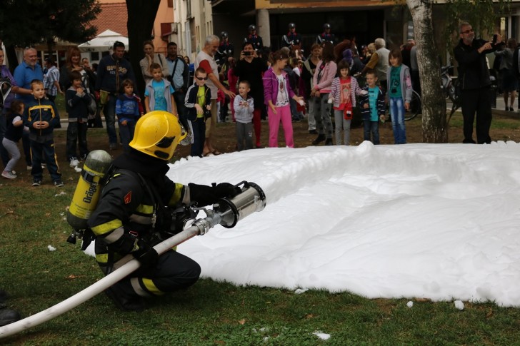 Vatrogasac demonstrira gašenje požara penom
