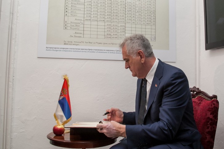 Predsednik Nikolić se upisuje u knjigu utisaka