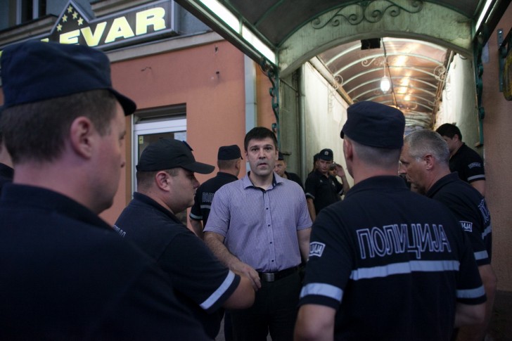 Načelnik Saša Marković sa policajcima u ul Vuka Karadžića