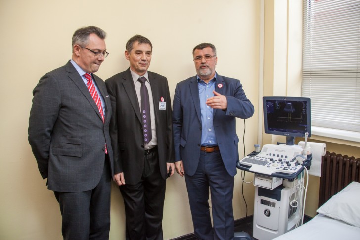 Aleksandar Piker, Dobrivoje Grujičić i Veran Matić pored aparata za ultrazvuk