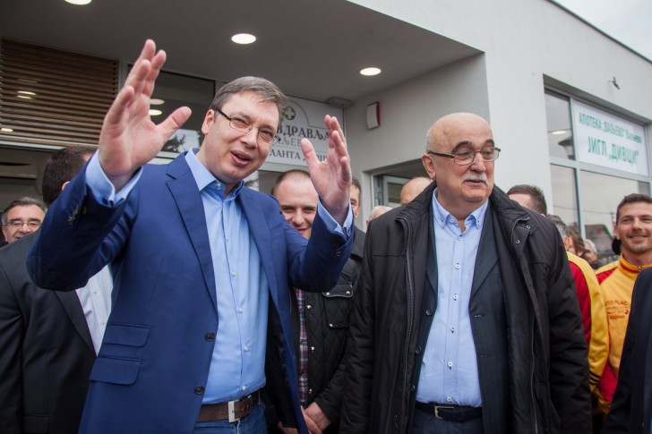 Aleksandar Vučić i Mihailo Jokić ispred ambulante u Divcima