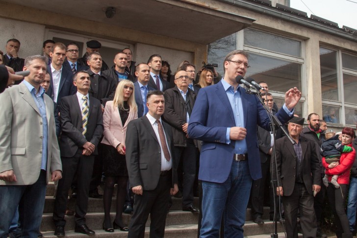 Obraćanje Aleksandra Vučića okupljenima u dvorištu Medicinske škole 