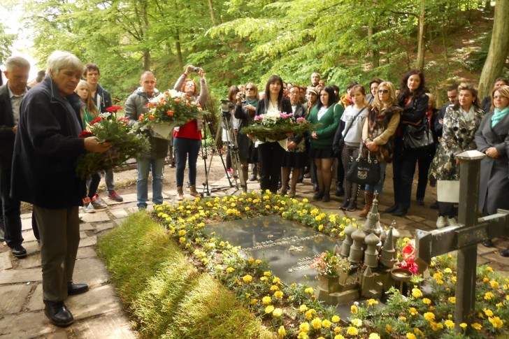 Cveće na poetesin grob u Brankovini