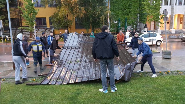 Volonteri uklanjaju delove krova sa škole