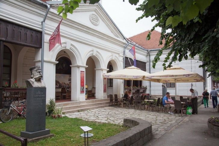 Kafić ispred Muzeja