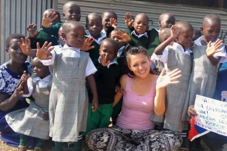 Milica sa mališanima iz Kenije