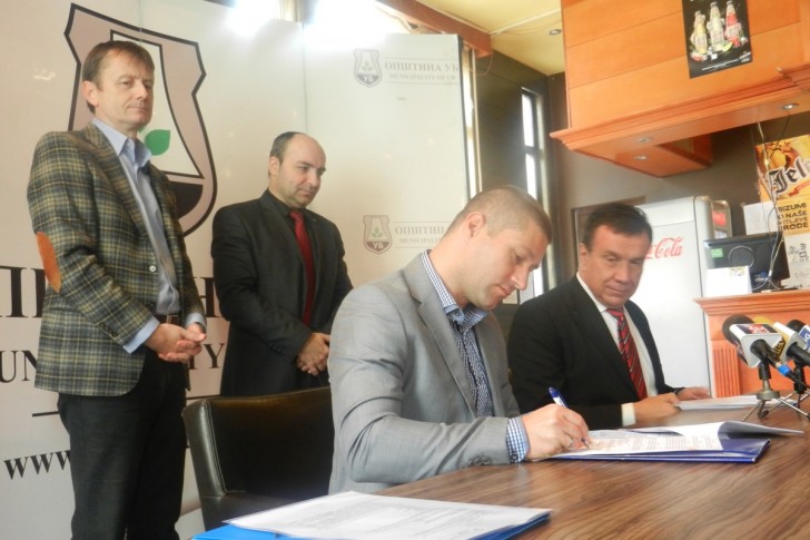 Milićević i Vujinović potpisuju ugovor o vodosnabdevanju
