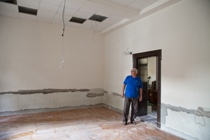 Vojislav Andrić u jednoj od učionica koje se renoviraju
