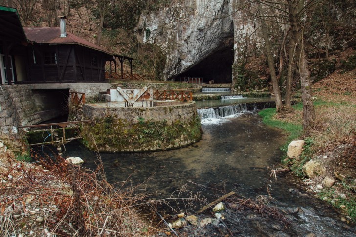 Prostora ispred Petničke pećine