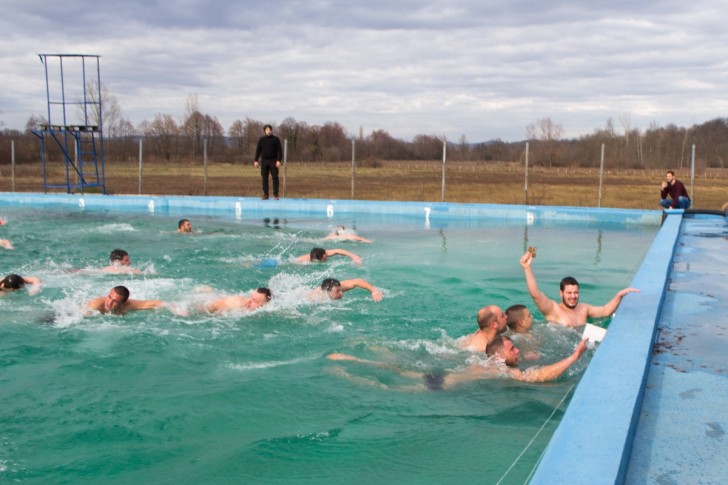 Plivanje za Časni krst u Mionici