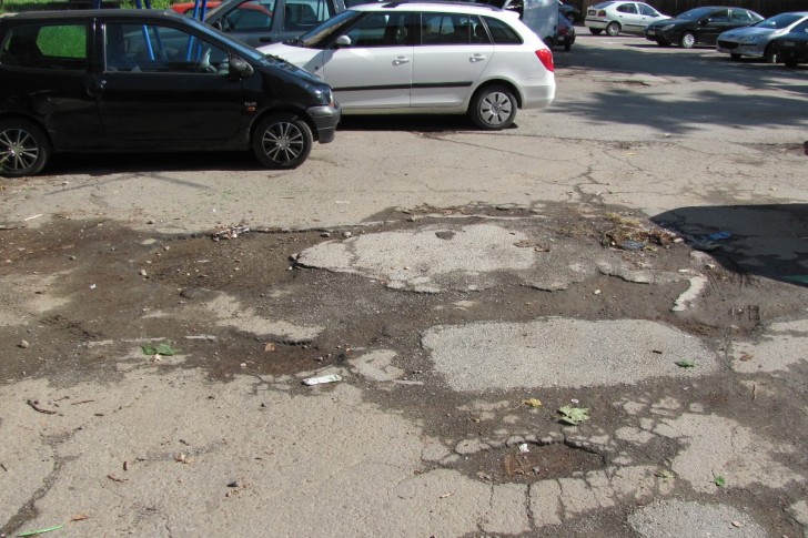 Nezakrpljen parking u Hajduk Veljkovoj