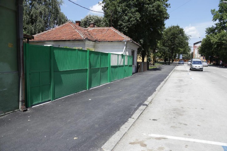 Deo asfaltiranog trotoara u Hajduk Veljkovoj